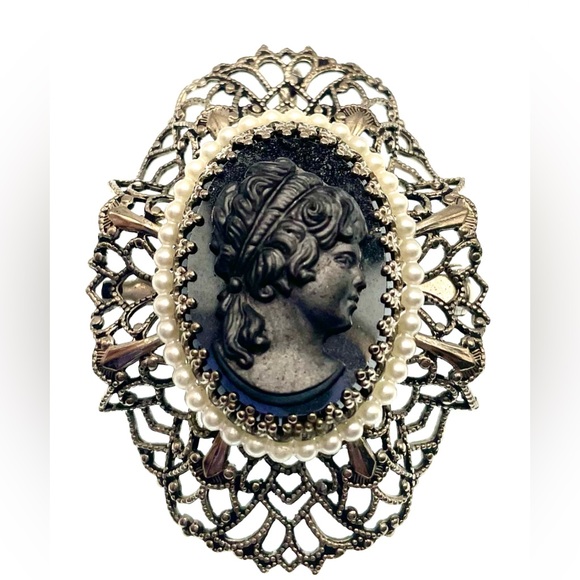 Vintage Black Glass Cameo Ruffled Silver Tone Filigree Brooch Pin Faux Pearls